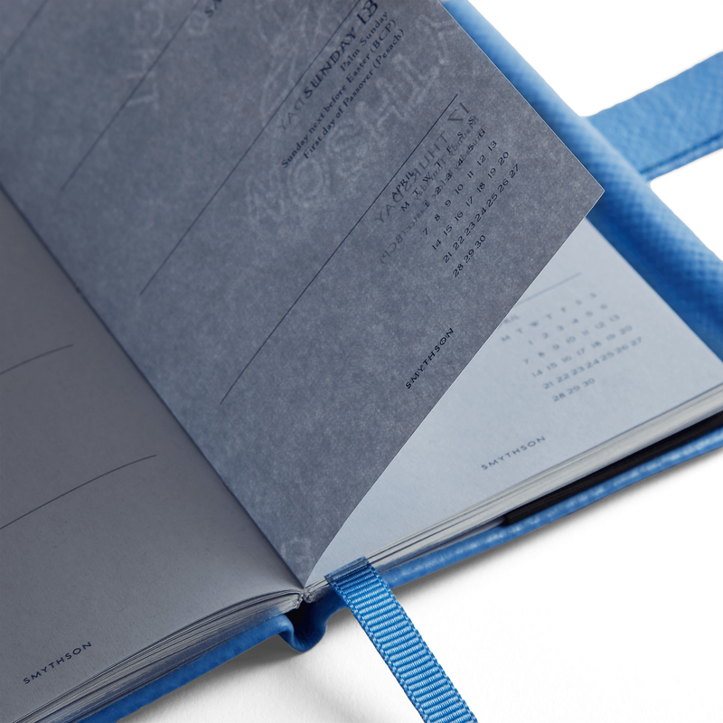 Agenda Wafer 2025 con layout settimanale e matita in Panama