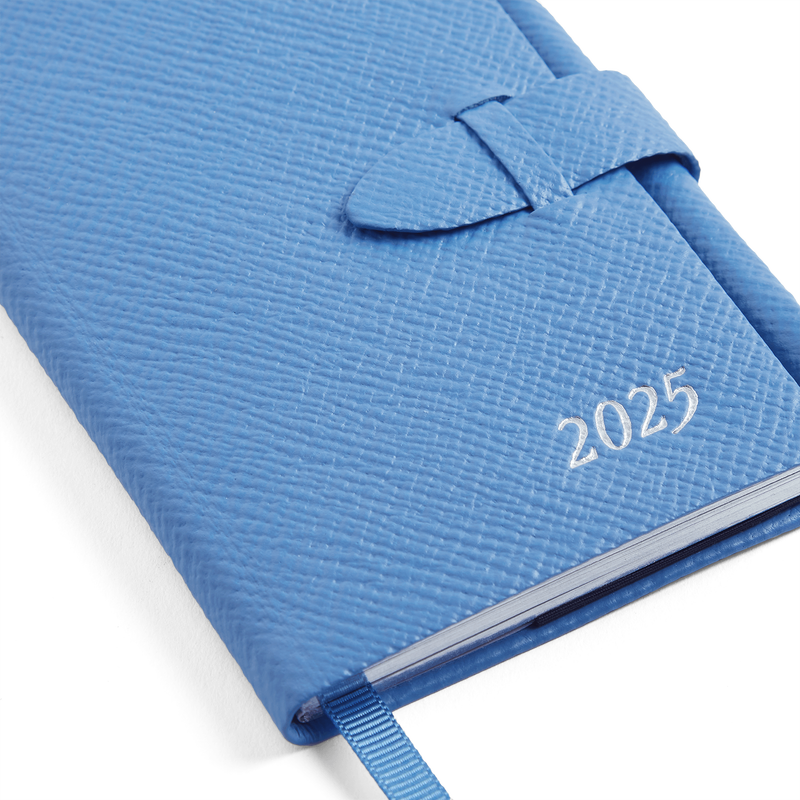 Agenda Wafer 2025 con layout settimanale e matita in Panama