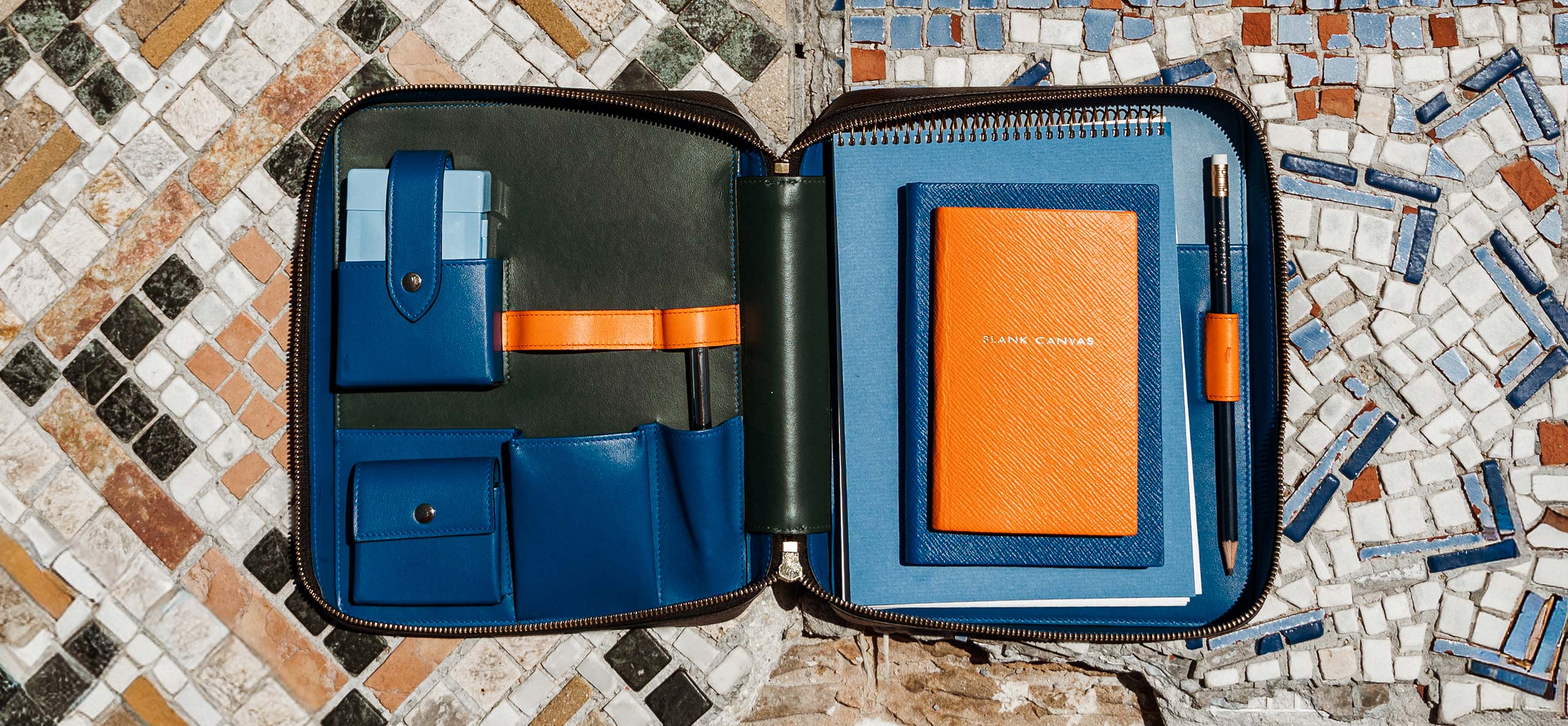 Das geöffnete Smythson Artist Folio mit seinen Künstlerutensilien